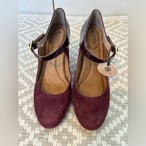 NWT, Giani Bernini Heels, Burgundy with Gold Clasp, Size 8